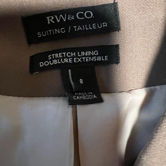 RW Suit - smoke free pet friendly - Picture 2 of 4